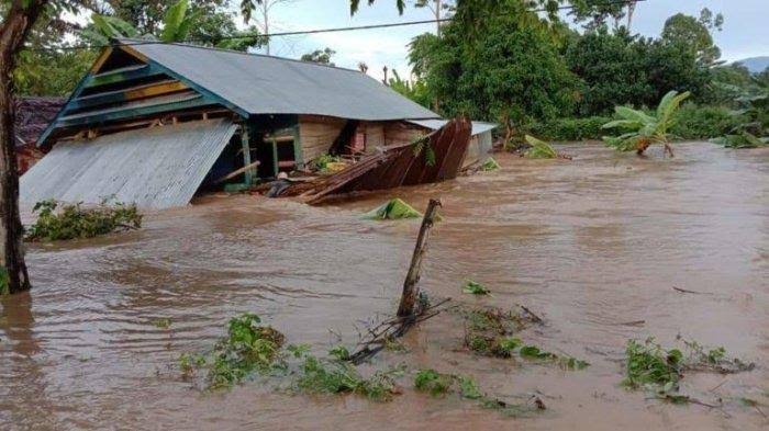 Banjir bandang di wilayah Walmas Kabupaten Luwu 3 Oktober 2021 lalu menyebabkan kerusakan yang cukup parah, mengakibatkan 4 orang meninggal dunia, 771 kepala keluarga atau 3.084 jiwa terdampak kerugian materiil. Foto: WALHI Sulsel  