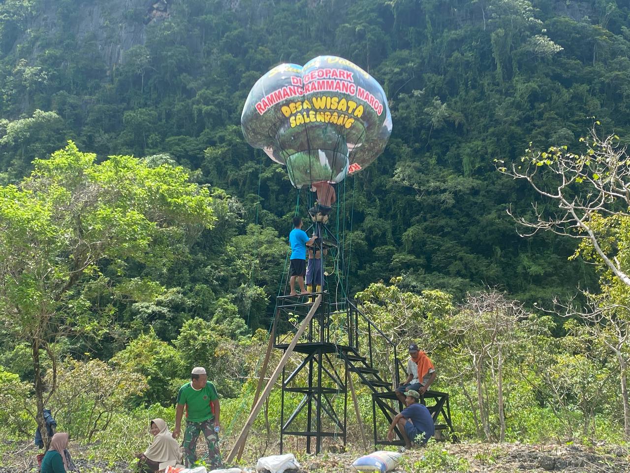 Spot foto balon udara sebagai destinasi terbaru yang hadir atas inisiasi masyarakat lokal di Kampung Berua, Rammang-rammang, Maros, Sulsel. Foto : Nur Suhra Wardyah/Mongabay Indonesia