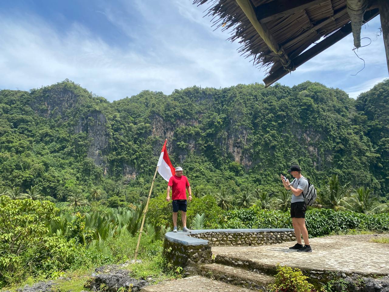 Wisatawan mancanegara mengabadikan kunjungannya di Rammang-rammang berlatar belakang bendera Negara Indonesia. Foto : Nur Suhra Wardyah/Mongabay Indonesia