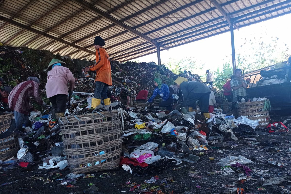 Sampah di TPA Jeruklegi, Cilacap, dipilah pemulung dulu yang bisa dijual, baru sisanya dikelola untuk jadi bahan baku energi. Foto: Della Syahni/ Mongabay Indonesia