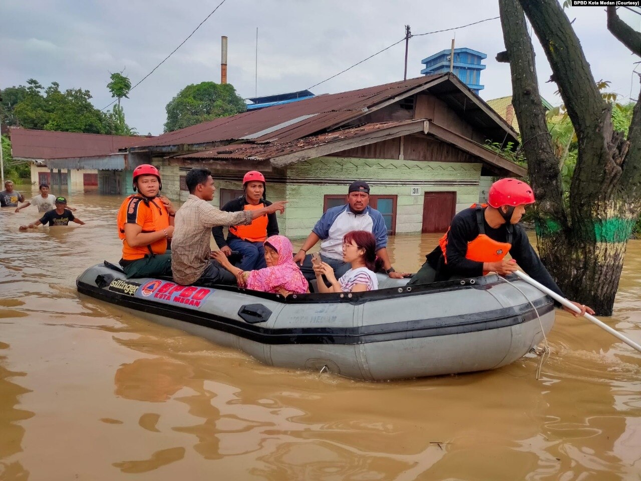 BPBD Kota Medan bersama tim gabungan mengevakuasi warga terdampak banjir di Kota Medan, Minggu (27/2). (Foto: BPBD Kota Medan)