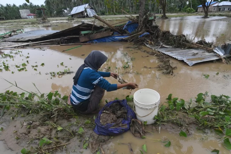 ANTARA FOTO/MOHAMAD HAMZAH/. Warga membersihkan pakaian bayi yang terendam lumpur akibat diterjang banjir bandang di Desa Torue, Kabupaten Parigi Moutong, Sulawesi Tengah, Jumat (29/7/2022).