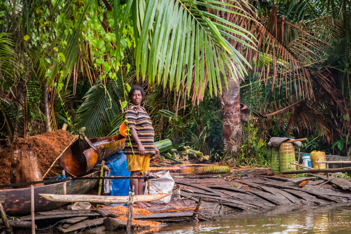 Suku Mairasi, di wilayah Kensi, Kecamatan Teluk Arguni Atas, Kabupaten Kaimana, Papua Barat sedang mengolah batang sagu untuk diambil sagunya. Foto : Shutterstock  