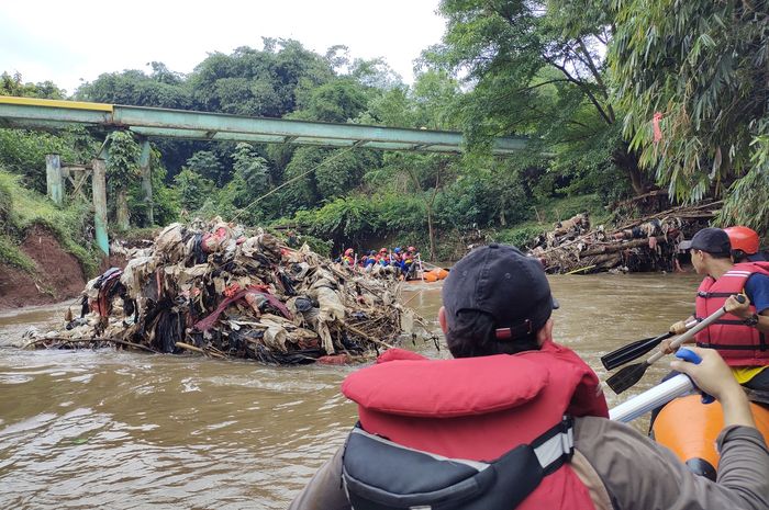 KG Adventure Sampah-sampah yang menumpuk di Sungai Ciliwung.