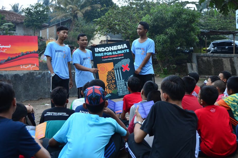 Anak muda berkumpul untuk membicarakan isu perubahan iklim. (350.org)