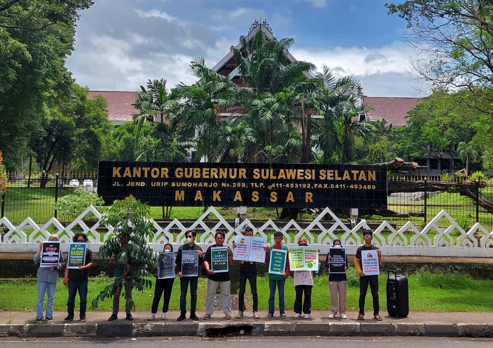 Aksi WALHI Sulsel peringati Hari Hutan Internasional 2023 di depan Kantor Gubernur Sulsel menuntut pemerintah menindak tegas pelaku deforestasi. Foto: Wahyu Chandra/Mongabay Indonesia.