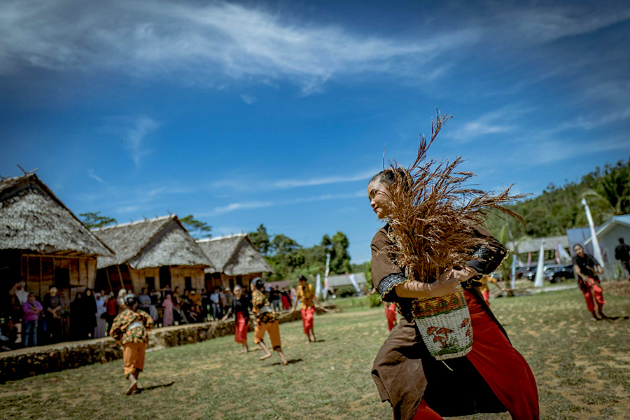 Pertunjukan tari saat acara ritual nujuh jerami di Dusun Air Abik. Foto: Nopri Ismi Mongabay Indonesia
