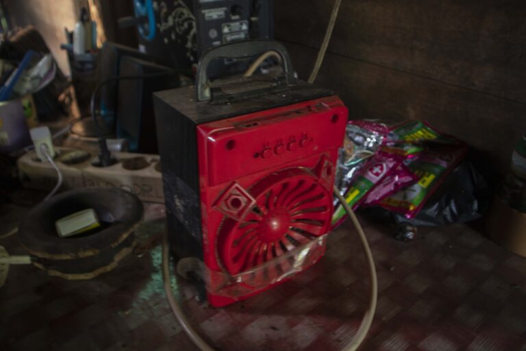 Music box yang menemani Yulianti ke ladang dan kini rusak Foto: Jaka HB/ Mongabay Indonesia