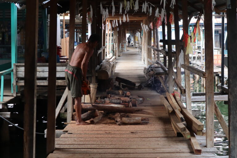 Prang Bajo di pemukiman mereka di Desa Torosiaje, Kecamatan Popayato, Pohuwato, Gorontalo. Pemukiman ini disebut adaptip perubahan iklim. Foto: Sarjan Lahay/ Mongabay Indonesia