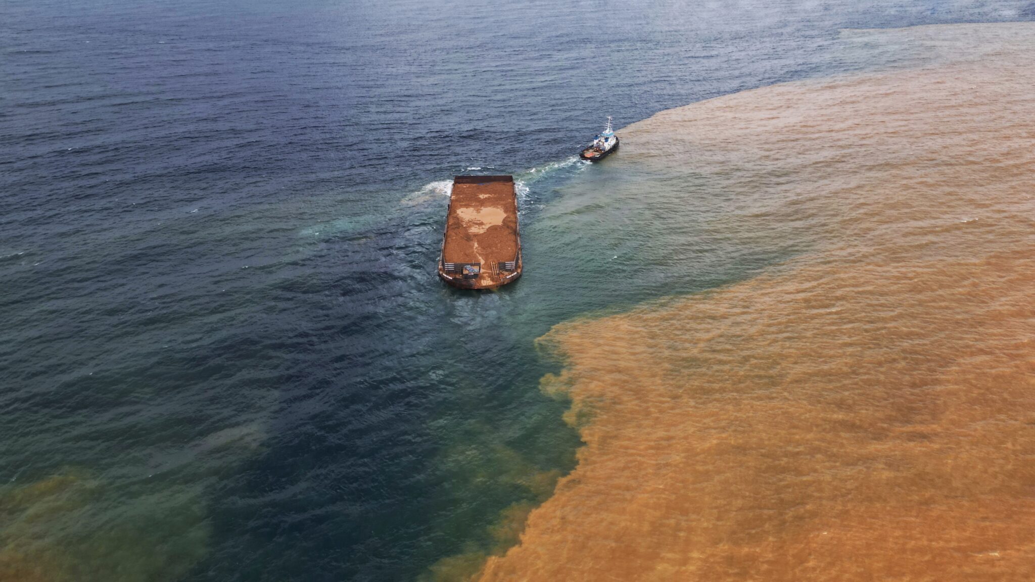 Laut Wawonii dengan sebagian air berubah warga oranye, diduga cemaran ore nikel. Foto: Riza Salman/ Mongabay Indonesia